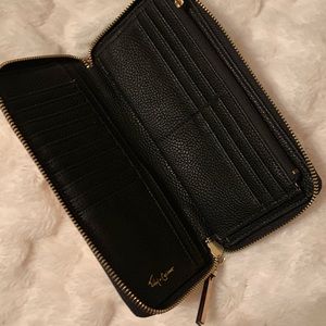 Large zippy wallet
